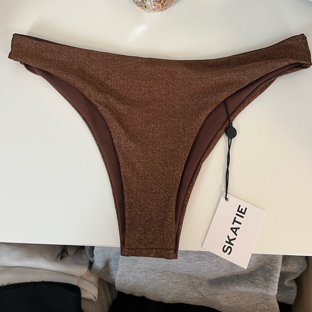 Skatie bikini bottom